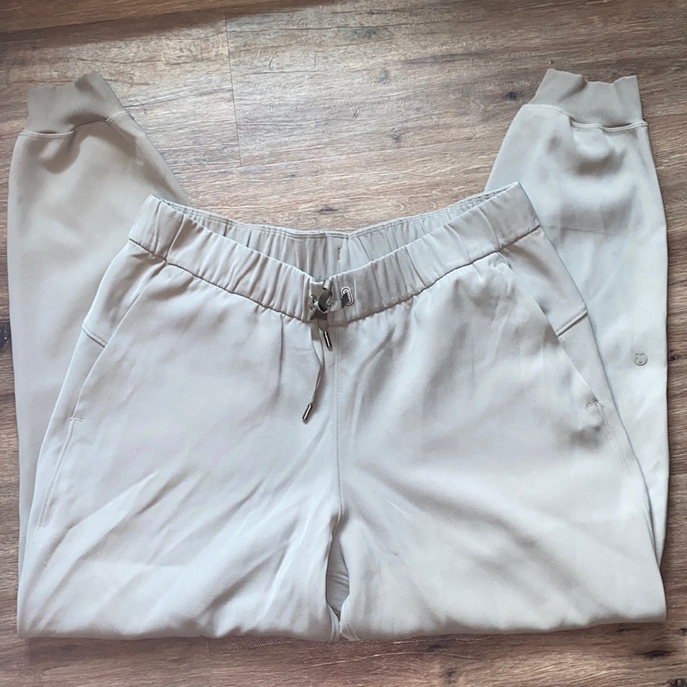 Lululemon on the fly jogger
